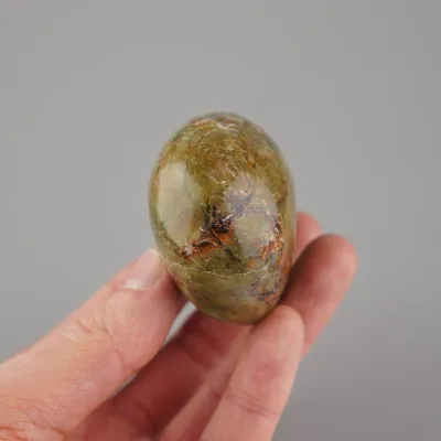 Chalcedon zelený tromlovaný kámen