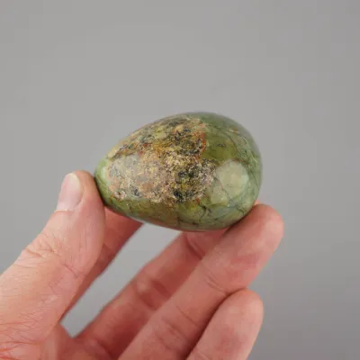 Chalcedon zelený tromlovaný kámen